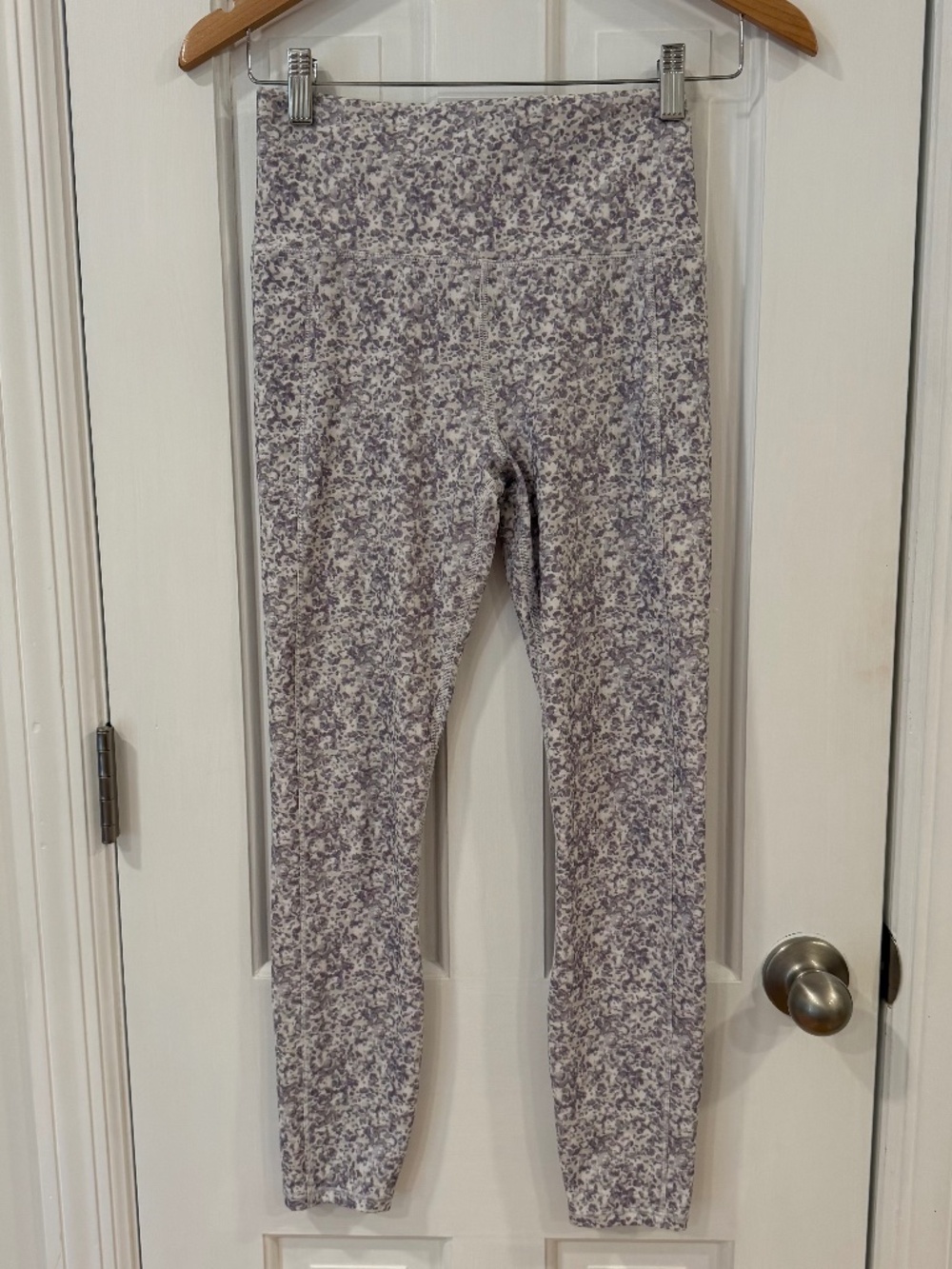 Vuori Studio 3-Pocket Legging in Micro Mini Camo Size Small Gray/White